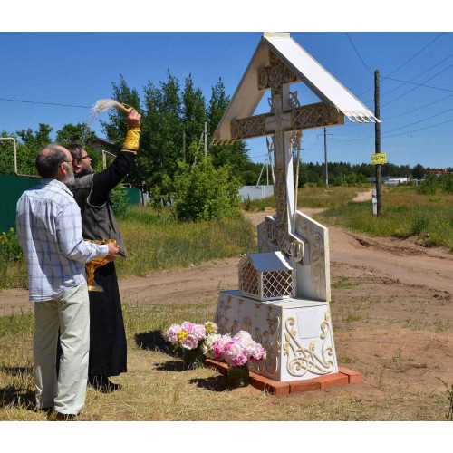28 июня 2022. В Володарске установили поклонный Крест.